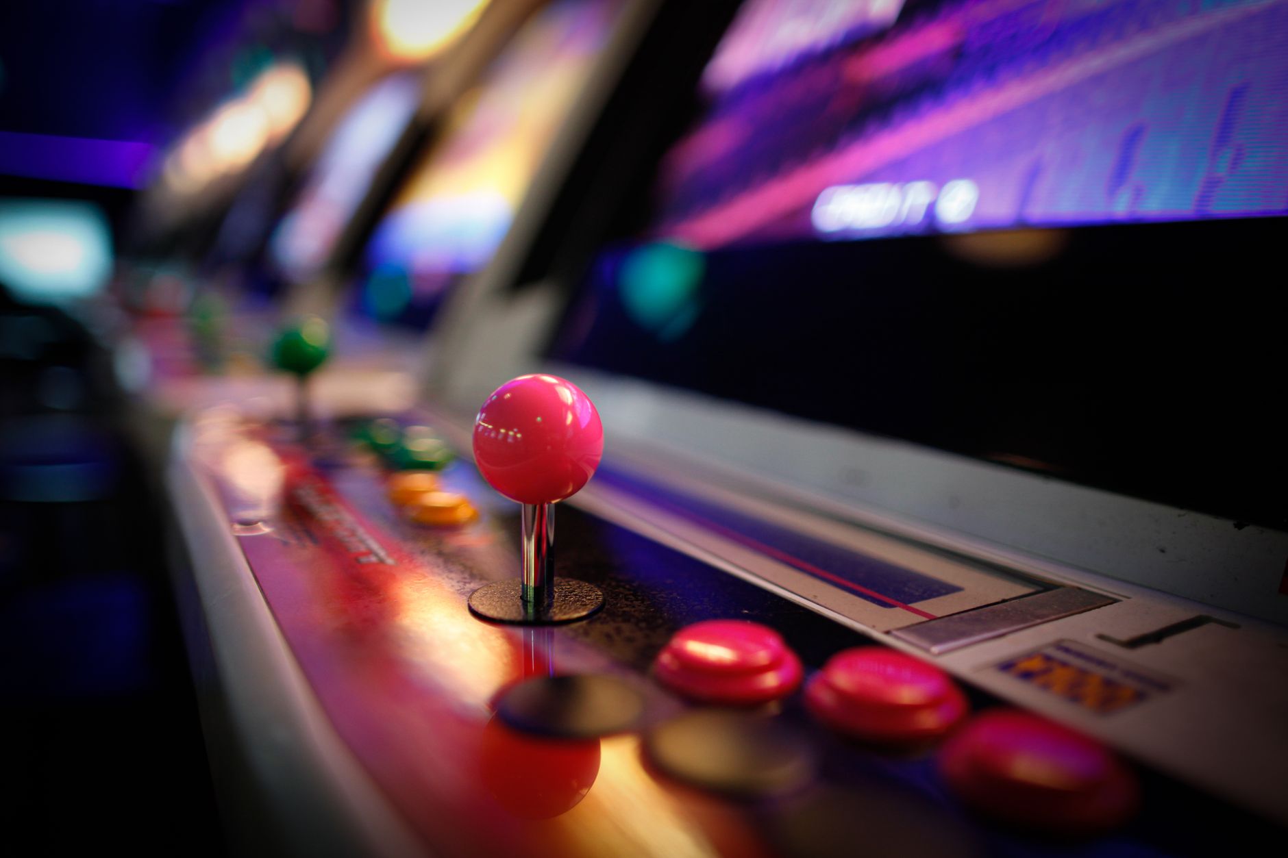 Salle de jeu d'arcade lumineuse